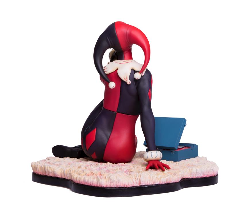 Harley Quinn "Waiting for My J Man" Statue Gallery Image 5