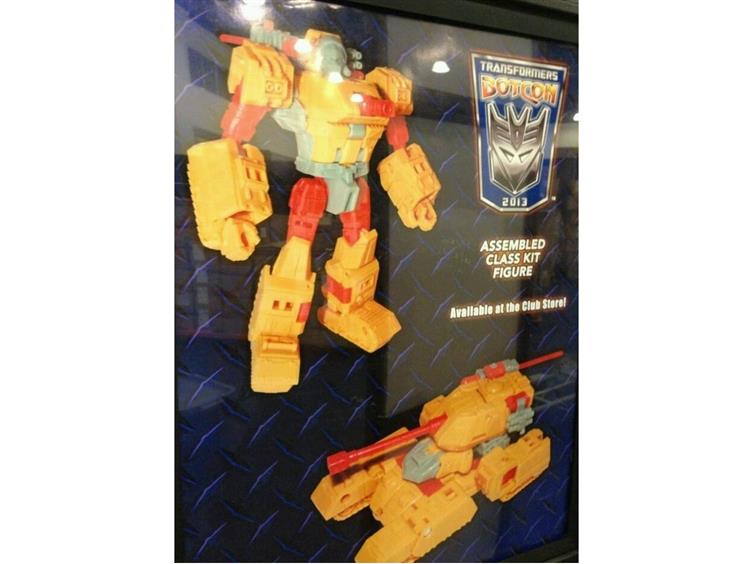 2013 Botcon Exclusive - Assembled Class Figure Gallery Image 1