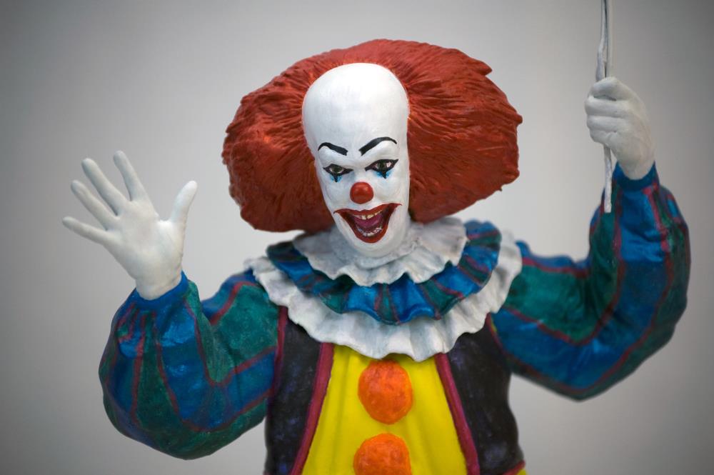 IT Pennywise Premium Motion Statue Gallery Image 5