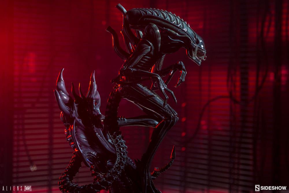 Aliens Alien Warrior Statue Gallery Image 14