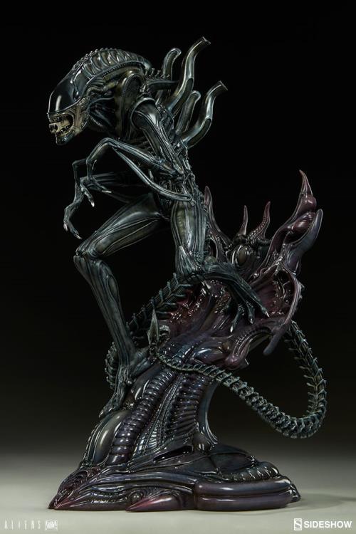 Aliens Alien Warrior Statue Gallery Image 3
