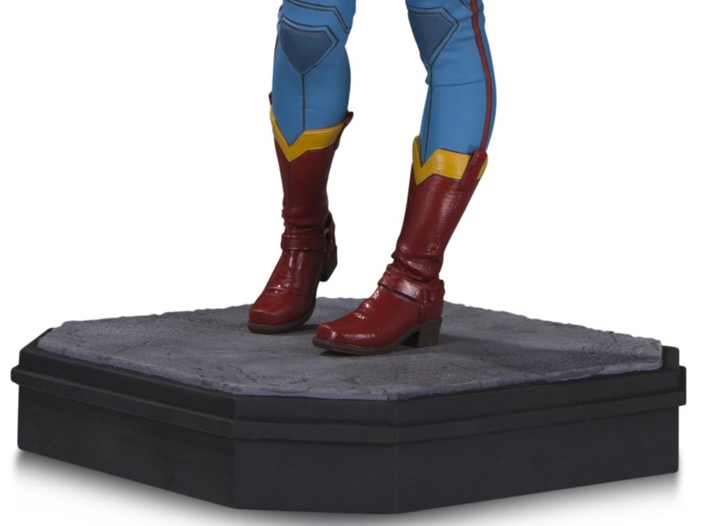 DC Comics Gotham City Garage Supergirl Statue Gallery Image 7