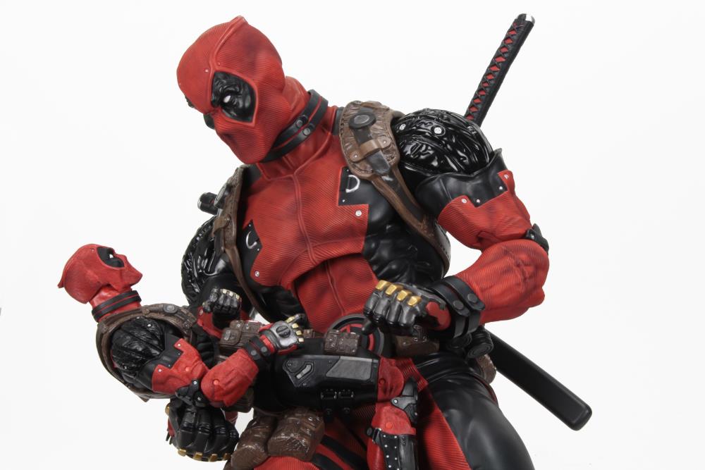Marvel Classics Deadpool 1/2 Scale Figure Gallery Image 4