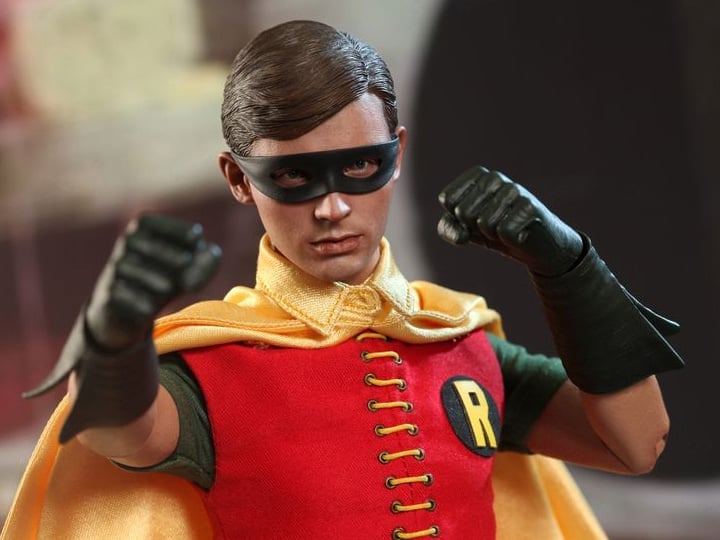 Batman (1966) MMS219 Robin 1/6th Scale Collectible Figure Gallery Image 1