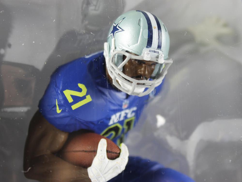 Madden NFL 18 Ultimate Team Series 2 Ezekiel Elliott Variant (Dallas Cowboys) Gallery Image 6