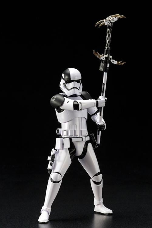 Star Wars ArtFX+ First Order Stormtrooper Executioner (The Last Jedi) Statue Gallery Image 4