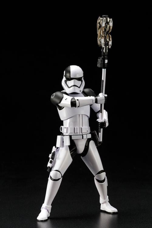Star Wars ArtFX+ First Order Stormtrooper Executioner (The Last Jedi) Statue Gallery Image 9