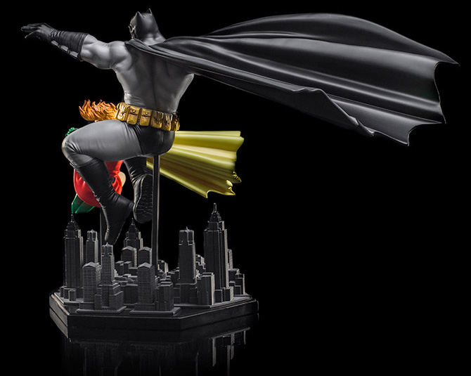 The Dark Knight Returns Batman & Robin (Frank Miller Edition) 1/10 Art Scale Statue Gallery Image 5