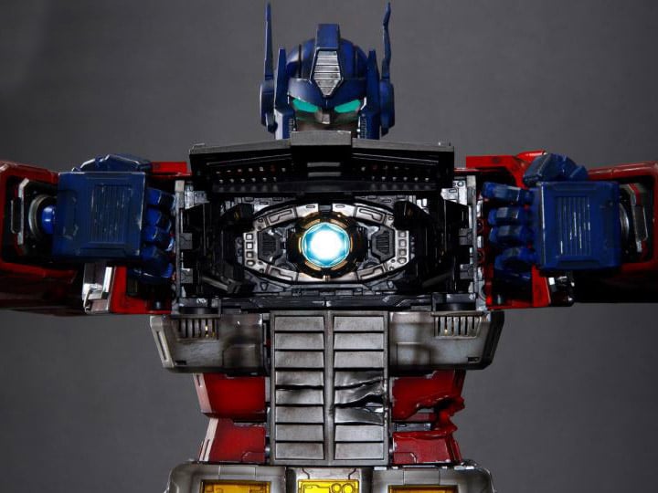 Transformers Ultimetal UM-01BD Optimus Prime (Battle Damaged) Gallery Image 1