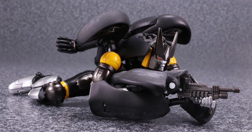 Transformers Masterpiece MP-34S Shadow Panther Exclusive (With Collector Coin) Gallery Image 7