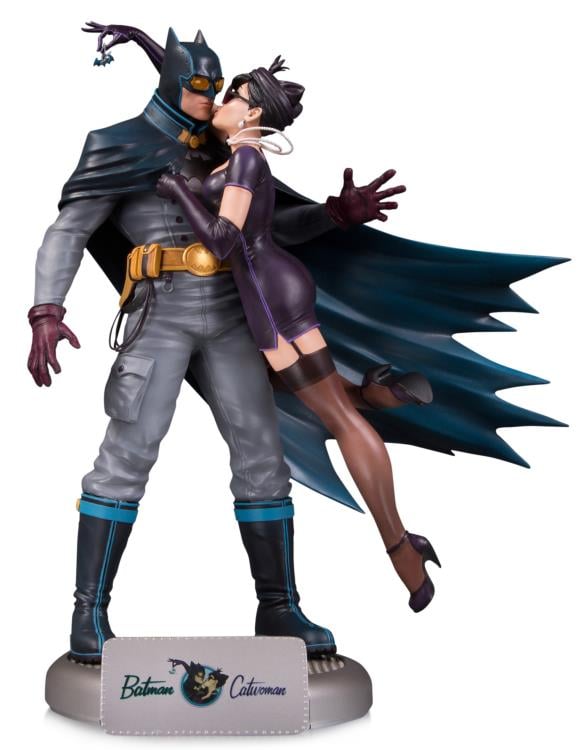 DC Bombshells Batman & Catwoman Deluxe Limited Edition Statue Gallery Image 3