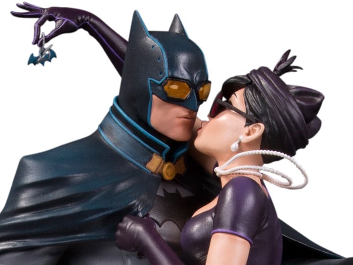 DC Bombshells Batman & Catwoman Deluxe Limited Edition Statue Gallery Image 1