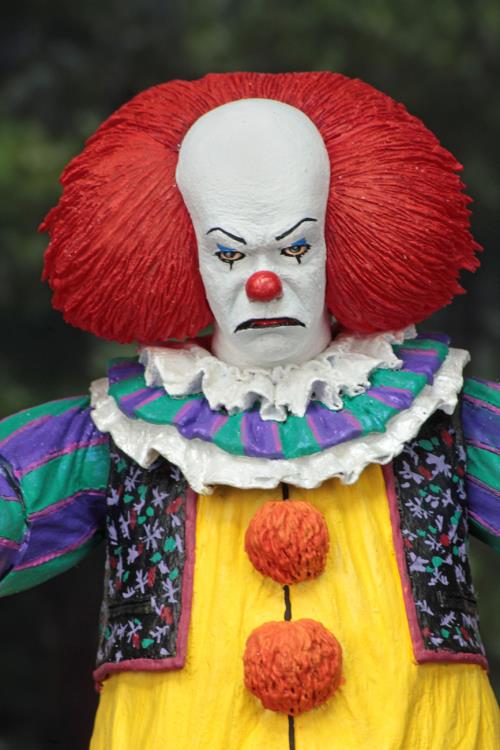 IT (1990) Ultimate Pennywise Figure Gallery Image 6