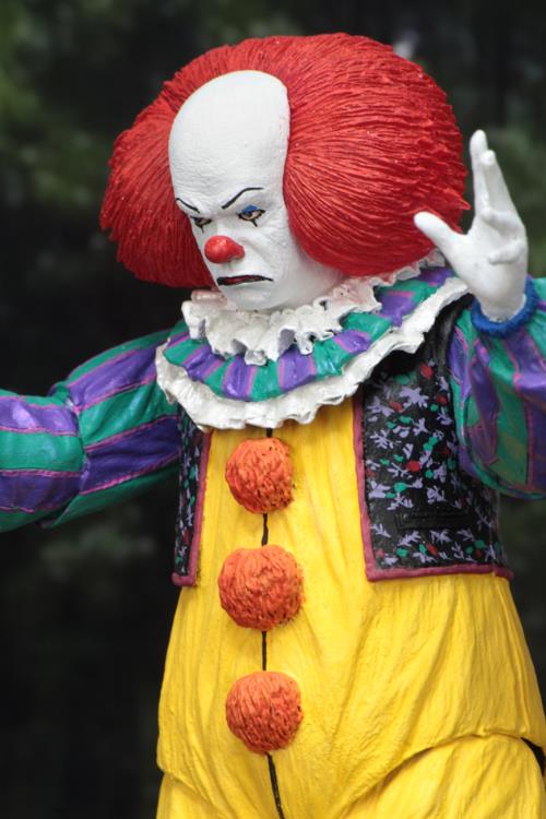 IT (1990) Ultimate Pennywise Figure Gallery Image 5