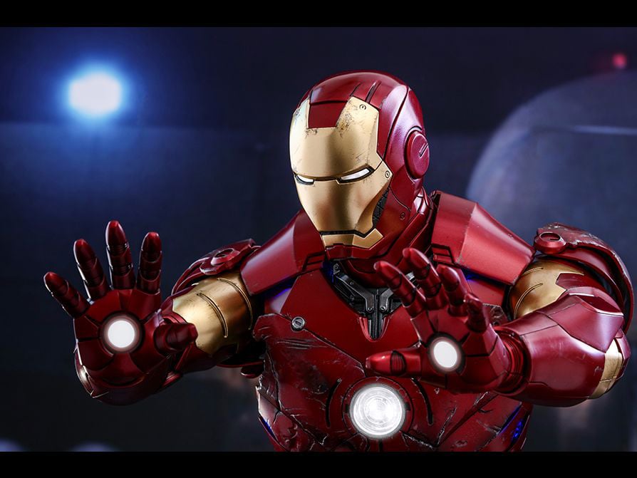 Iron Man QS011 Mark III 1/4th Scale Collectible Figure Gallery Image 8