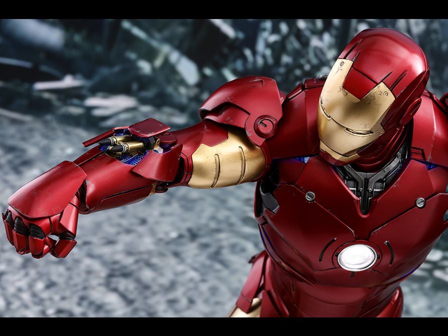 Iron Man QS011 Mark III 1/4th Scale Collectible Figure Gallery Image 10