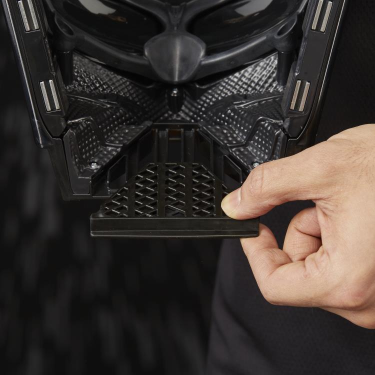Star Wars: The Black Series Darth Vader 1:1 Scale Wearable Helmet (Electronic) Gallery Image 12
