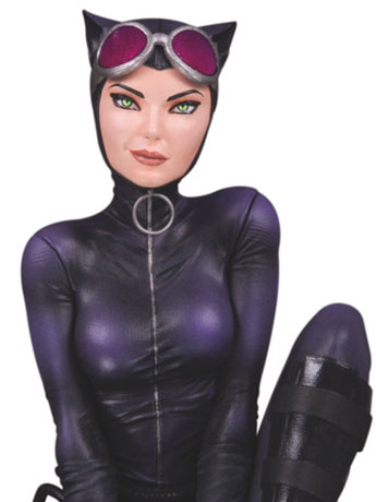Cover Girls of the DC Universe Catwoman Limited Edition Statue (Joelle Jones) Gallery Image 2