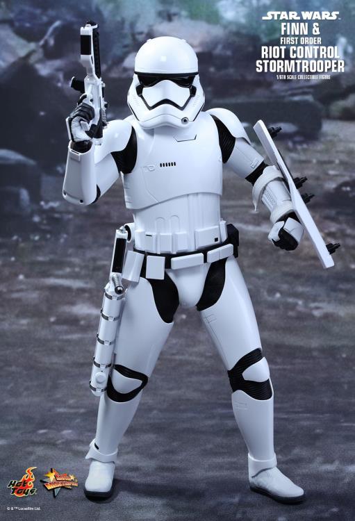 Star Wars: The Force Awakens MMS346 Finn and First Order Riot Control Stormtrooper 1/6th Scale Collectible Set + $150 BBTS Store Credit Bonus Gallery Image 11