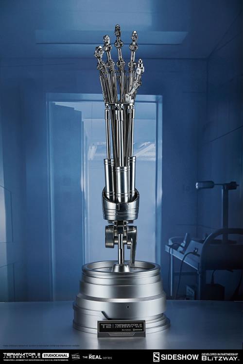 Terminator 2: Judgment Day T-800 Endoskeleton Arm and Brain Chip Life-Size Collectible Set Gallery Image 3