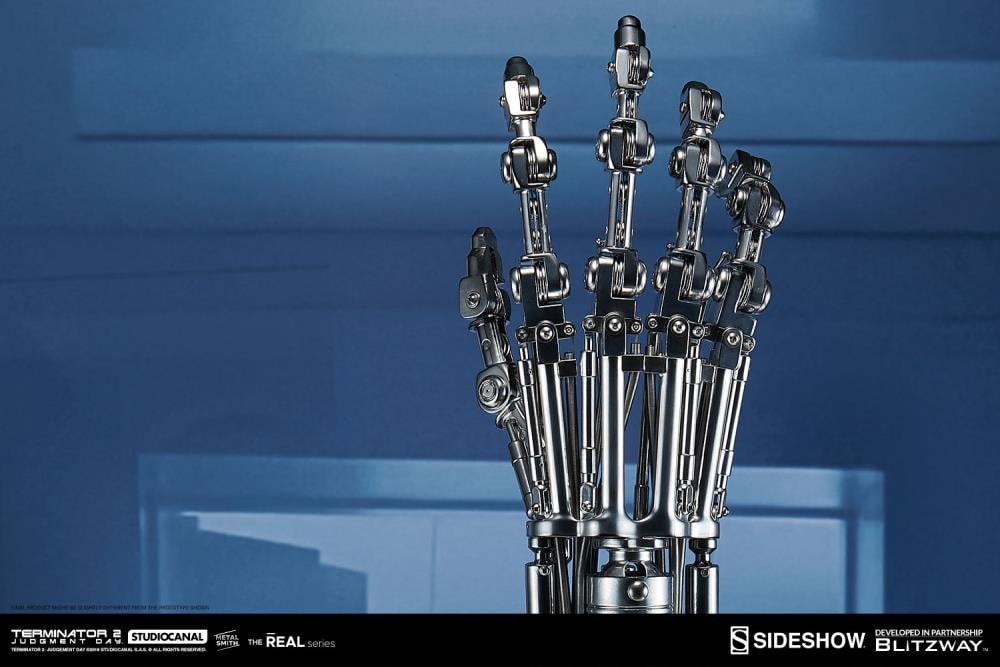 Terminator 2: Judgment Day T-800 Endoskeleton Arm and Brain Chip Life-Size Collectible Set Gallery Image 7