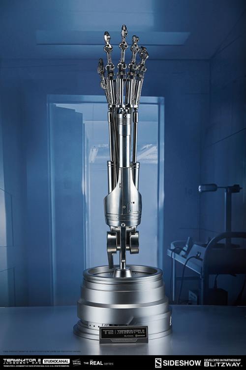 Terminator 2: Judgment Day T-800 Endoskeleton Arm and Brain Chip Life-Size Collectible Set Gallery Image 4