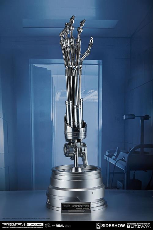 Terminator 2: Judgment Day T-800 Endoskeleton Arm and Brain Chip Life-Size Collectible Set Gallery Image 5