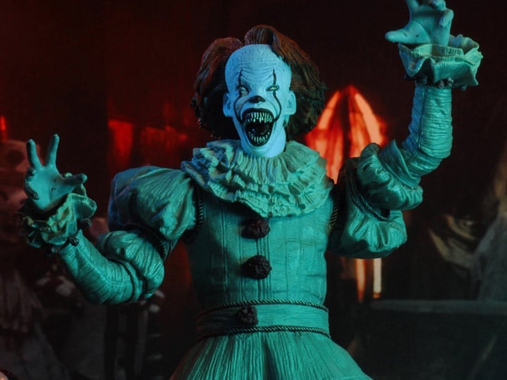IT (2017) Ultimate Pennywise (Well House) Figure Gallery Image 1