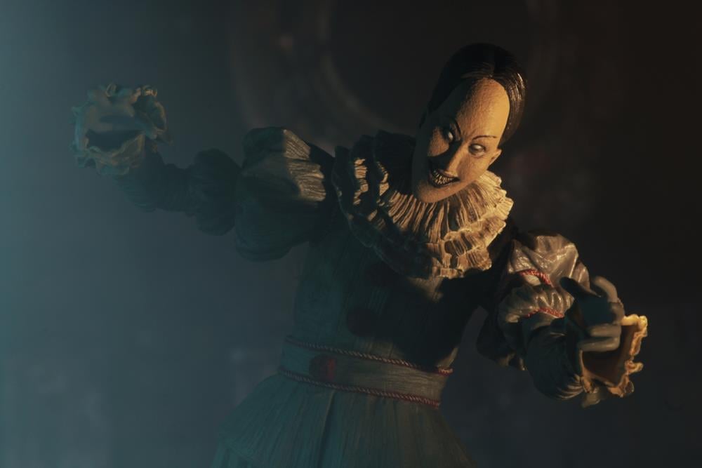 IT (2017) Ultimate Pennywise (Dancing Clown) Figure Gallery Image 6