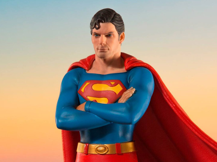 Superman (1978) Deluxe Superman 1/10 Art Scale Statue Gallery Image 1