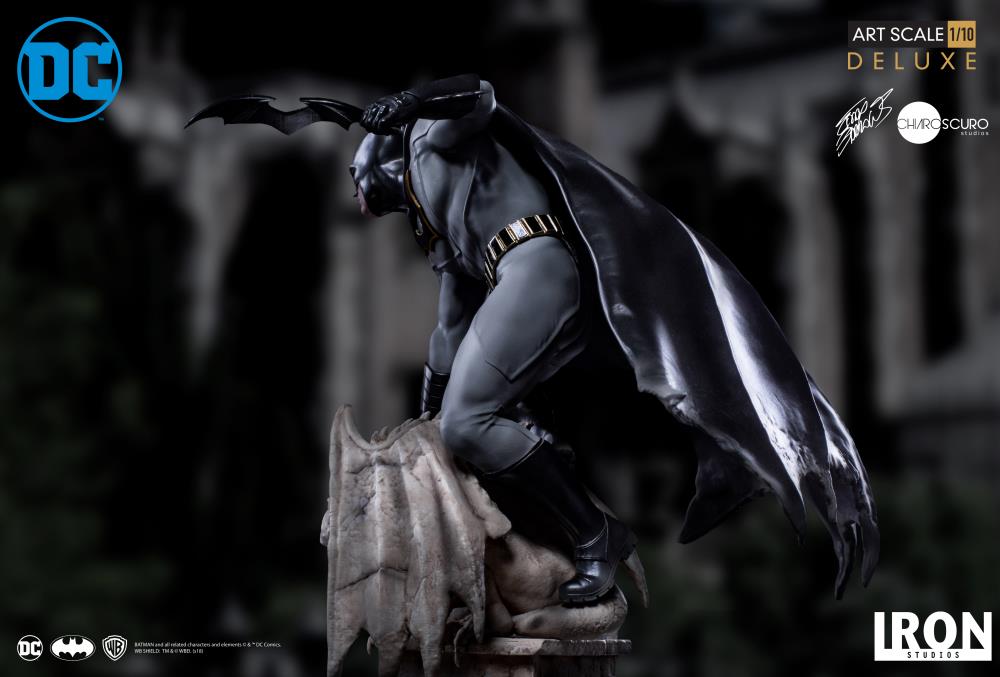 DC Comics Batman 1/10 Deluxe Art Scale Limited Edition Statue Gallery Image 10