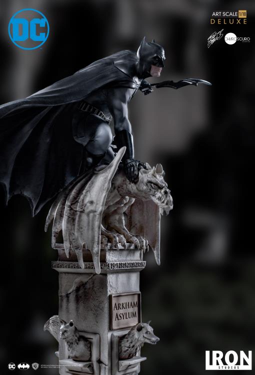 DC Comics Batman 1/10 Deluxe Art Scale Limited Edition Statue Gallery Image 12
