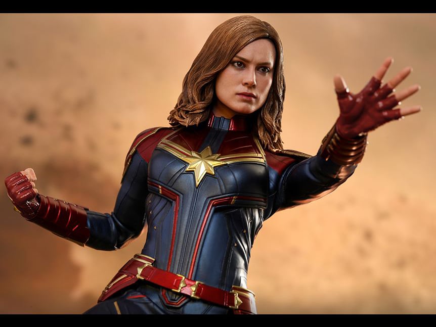 Captain Marvel MMS522 Captain Marvel (Deluxe) 1/6th Scale Collectible Figure Gallery Image 8