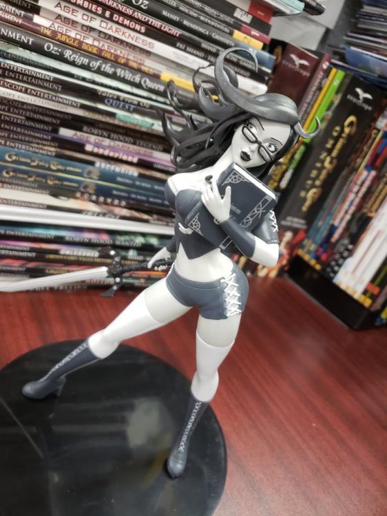 Grimm Fairy Tales Sela Mathers (Black & White) Limited Edition Statue Gallery Image 4