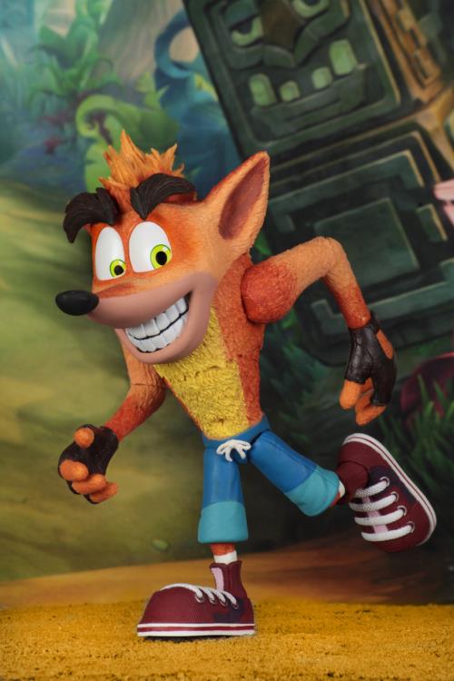 Crash Bandicoot Ultra Deluxe Crash Figure With Aku Aku Mask Gallery Image 7