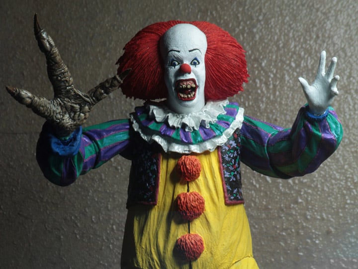 NECA IT 1990 ペニーワイズ 可動式フィギュア 2種セット 台座付き NECA 1990 Pennywise (Version 2) | IT Ultimate Pennywise