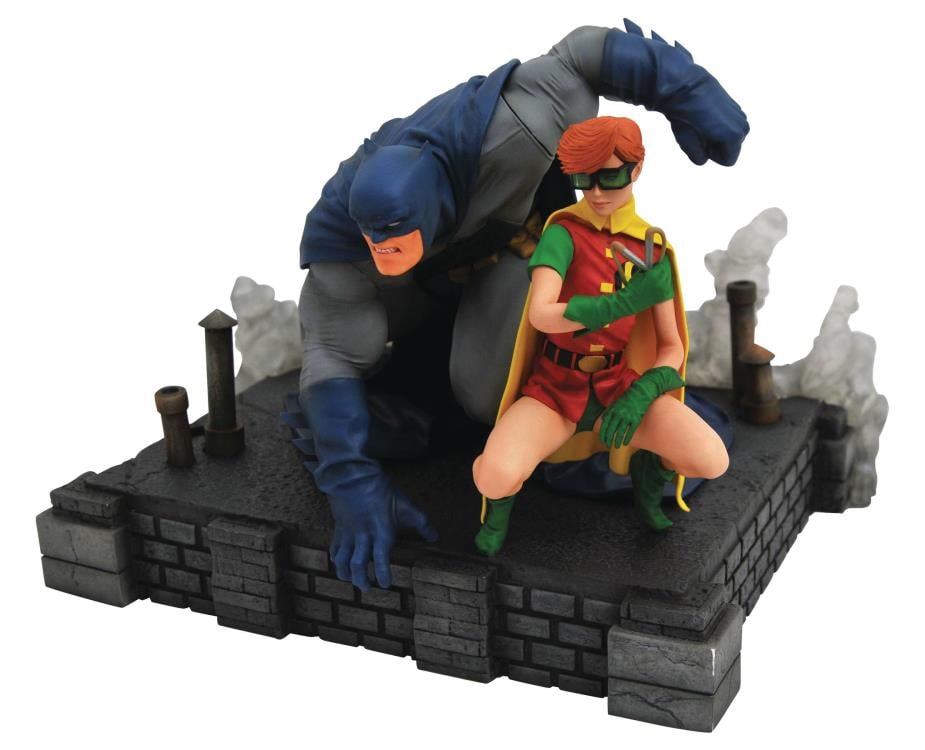 DC Gallery Batman & Robin (Carrie Kelly) Deluxe Diorama Gallery Image 3