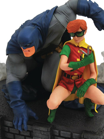 DC Gallery Batman & Robin (Carrie Kelly) Deluxe Diorama Gallery Image 2