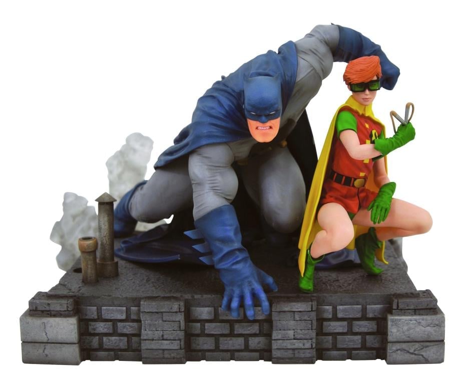 DC Gallery Batman & Robin (Carrie Kelly) Deluxe Diorama Gallery Image 4