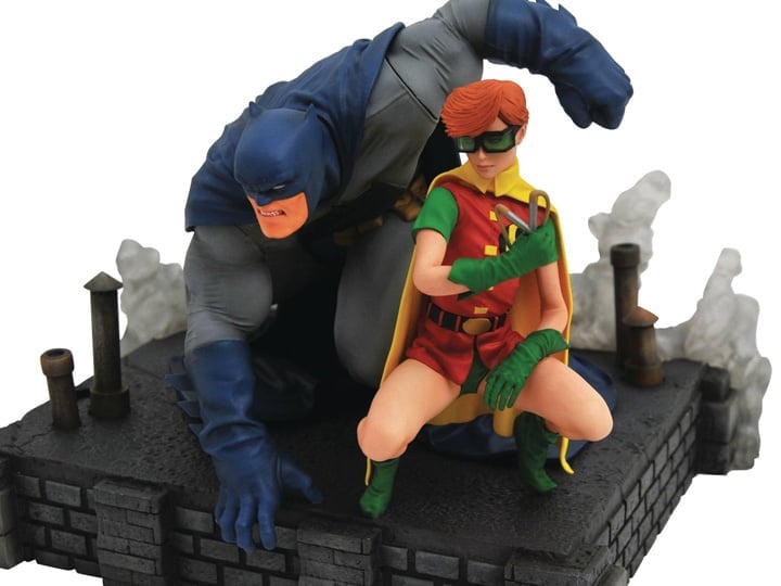 DC Gallery Batman & Robin (Carrie Kelly) Deluxe Diorama Gallery Image 1