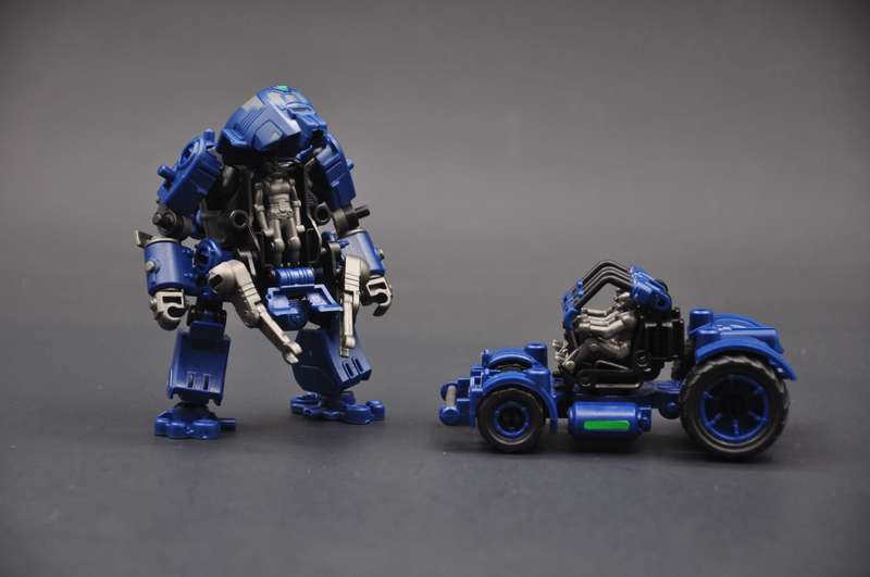 Multiabyss V-Link Mecha Defender + Construction (Blue) 1/60 Scale Model Kit Gallery Image 3