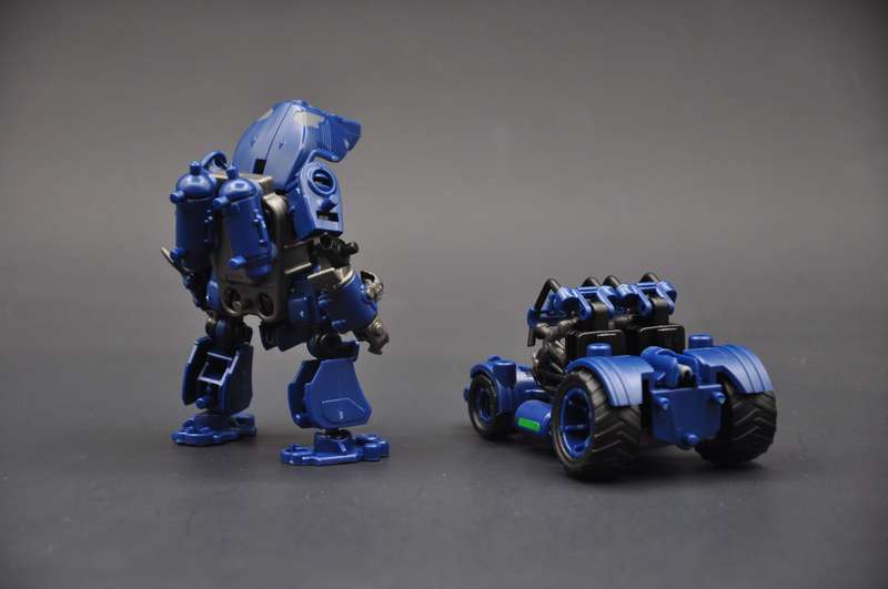 Multiabyss V-Link Mecha Defender + Construction (Blue) 1/60 Scale Model Kit Gallery Image 4