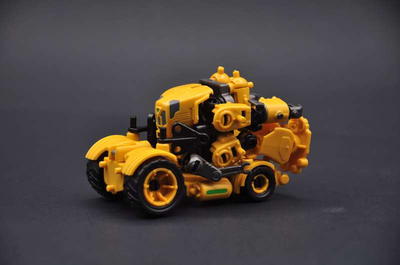 Multiabyss V-Link Mecha Defender + Construction (Yellow) 1/60 Scale Model Kit Gallery Image 5