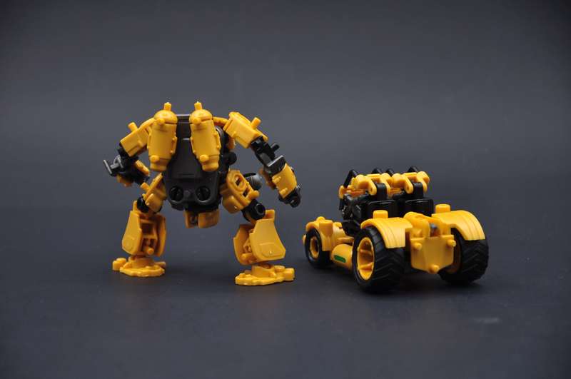 Multiabyss V-Link Mecha Defender + Construction (Yellow) 1/60 Scale Model Kit Gallery Image 4