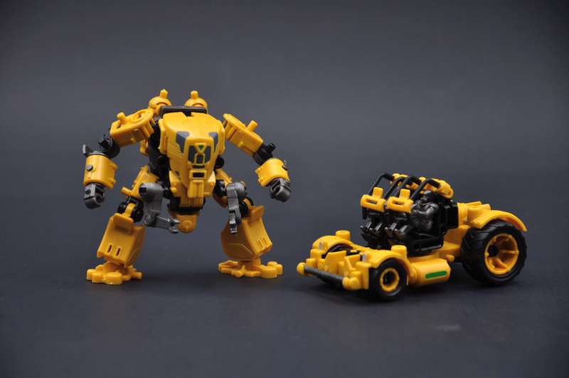 Multiabyss V-Link Mecha Defender + Construction (Yellow) 1/60 Scale Model Kit Gallery Image 3