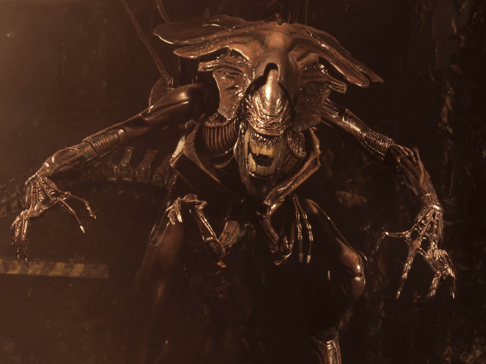 Alien: Resurrection Ultra Deluxe Alien Queen Figure Gallery Image 1