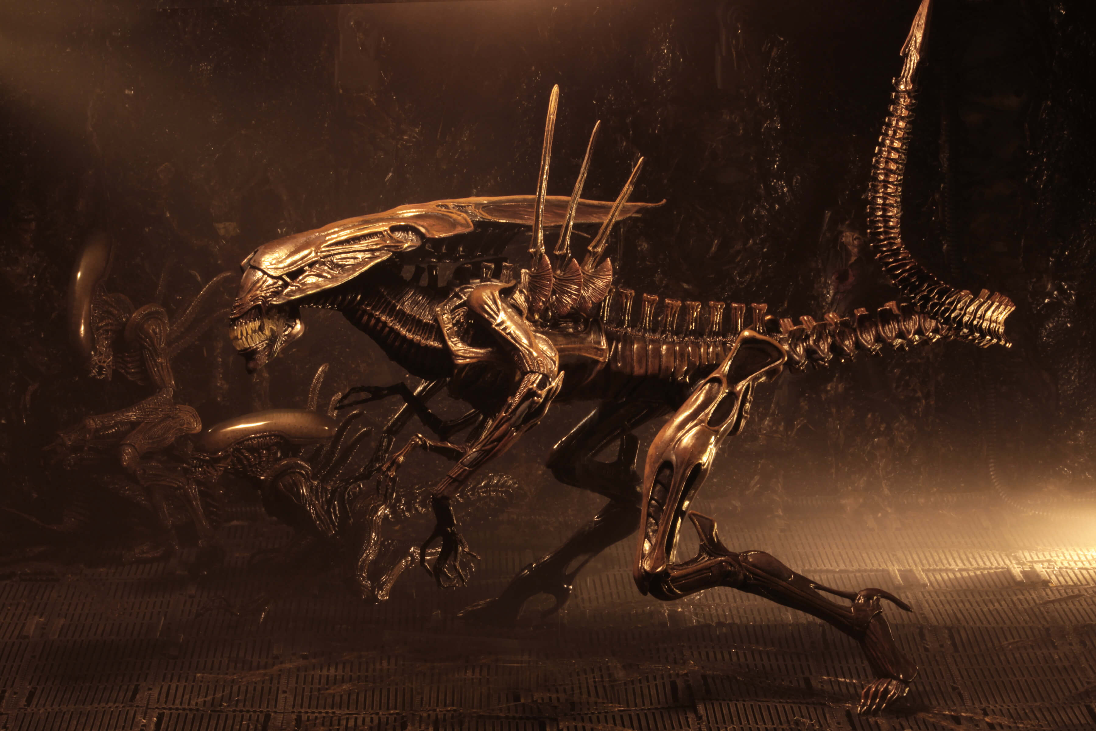 Alien: Resurrection Ultra Deluxe Alien Queen Figure Gallery Image 4