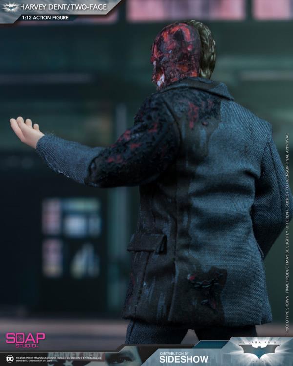 The Dark Knight Two-Face (Harvey Dent) 1/12 Scale Figure Gallery Image 6