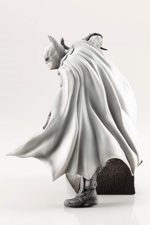 Batman Arkham Series 10th Anniversary Artfx+ Batman Limited Edition Statue Gallery Image 4