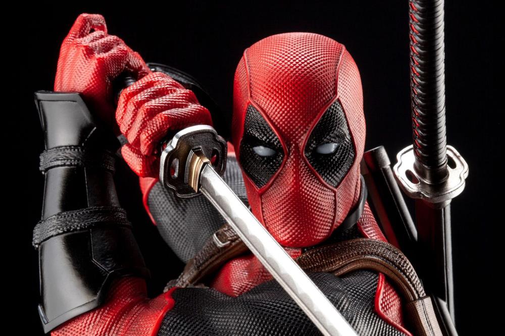 Marvel Deadpool (Maximum Effort) Fine Art Statue Gallery Image 12